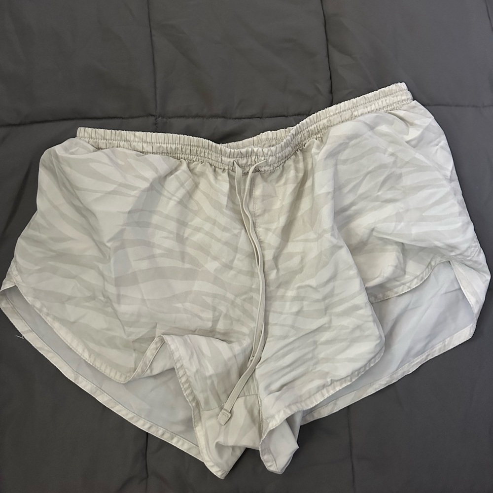 Women’s old navy cream zebra print athletic shorts SIZE MEDIUM